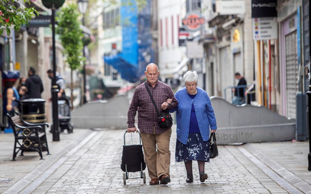 Una pareja de gibraltareños por la calle, con la cara al descubierto. 