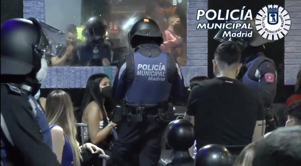 Intervención de la Policía Municipal en una fiesta ilegal en Madrid. 