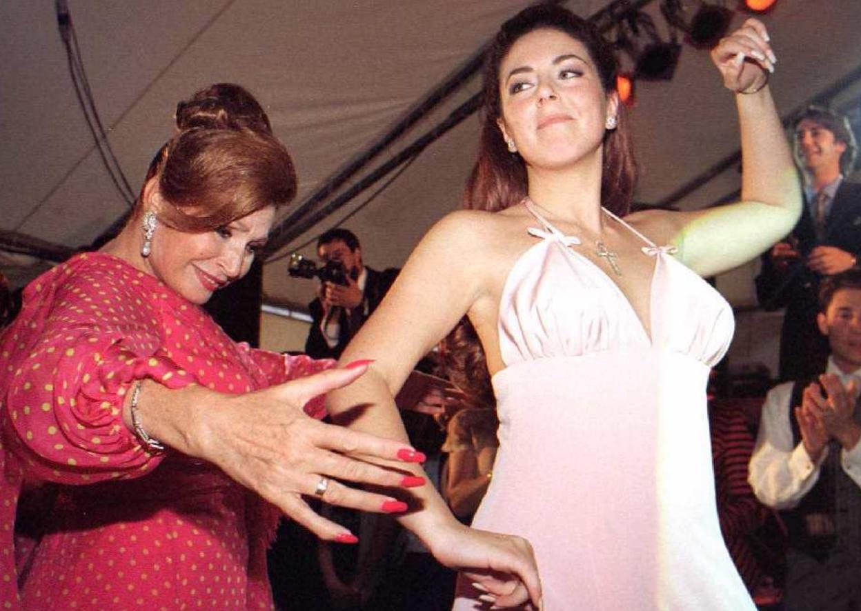 Rocío Jurado baila con su hija el día de su boda, en marzo de 1996. Ella tenía 18 años y Antonio David, 20. 