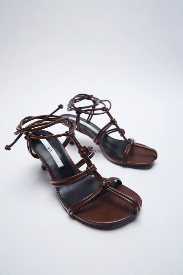 Sandalia de tacón con diseño de nudos de Zara, 35,95 euros.