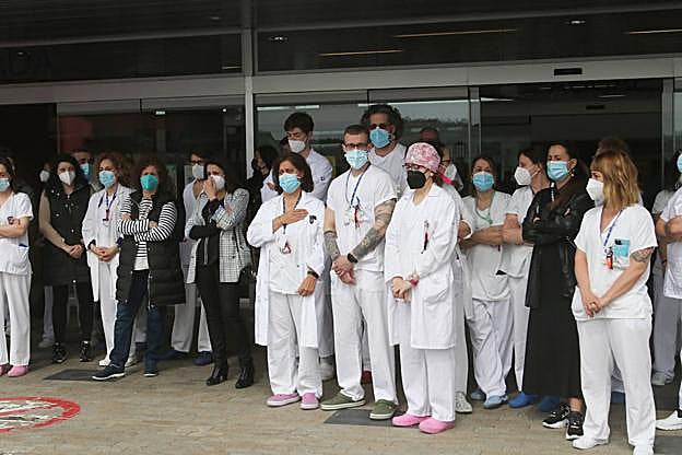 Decenas de compañeros del HUCA guardaron varios minutos de silencio en recuerdo de Rosa Banquetero. 