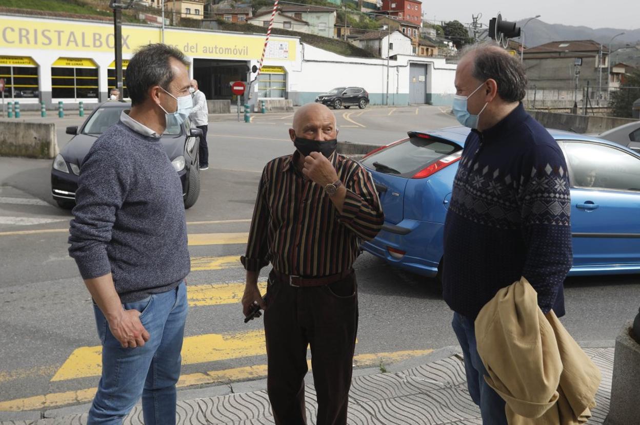 Ovidio Zapico, Julio Fueyo y David Álvarez, en el soterramiento, con el barrio de El Puente al fondo. 