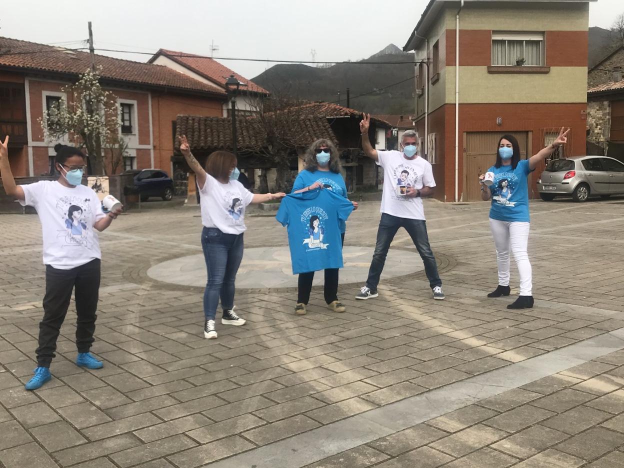 Ana Padua, Victoria Díaz, Txaru Prendes, Marcelino Martínez y Sandra Blanco, en Rioseco. 