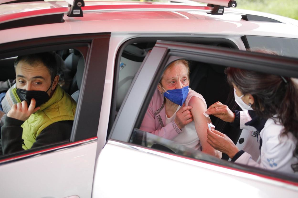 Una vecina del Caudal recibe la dosis en el autovac instalado en el recinto ferial de Mieres. 
