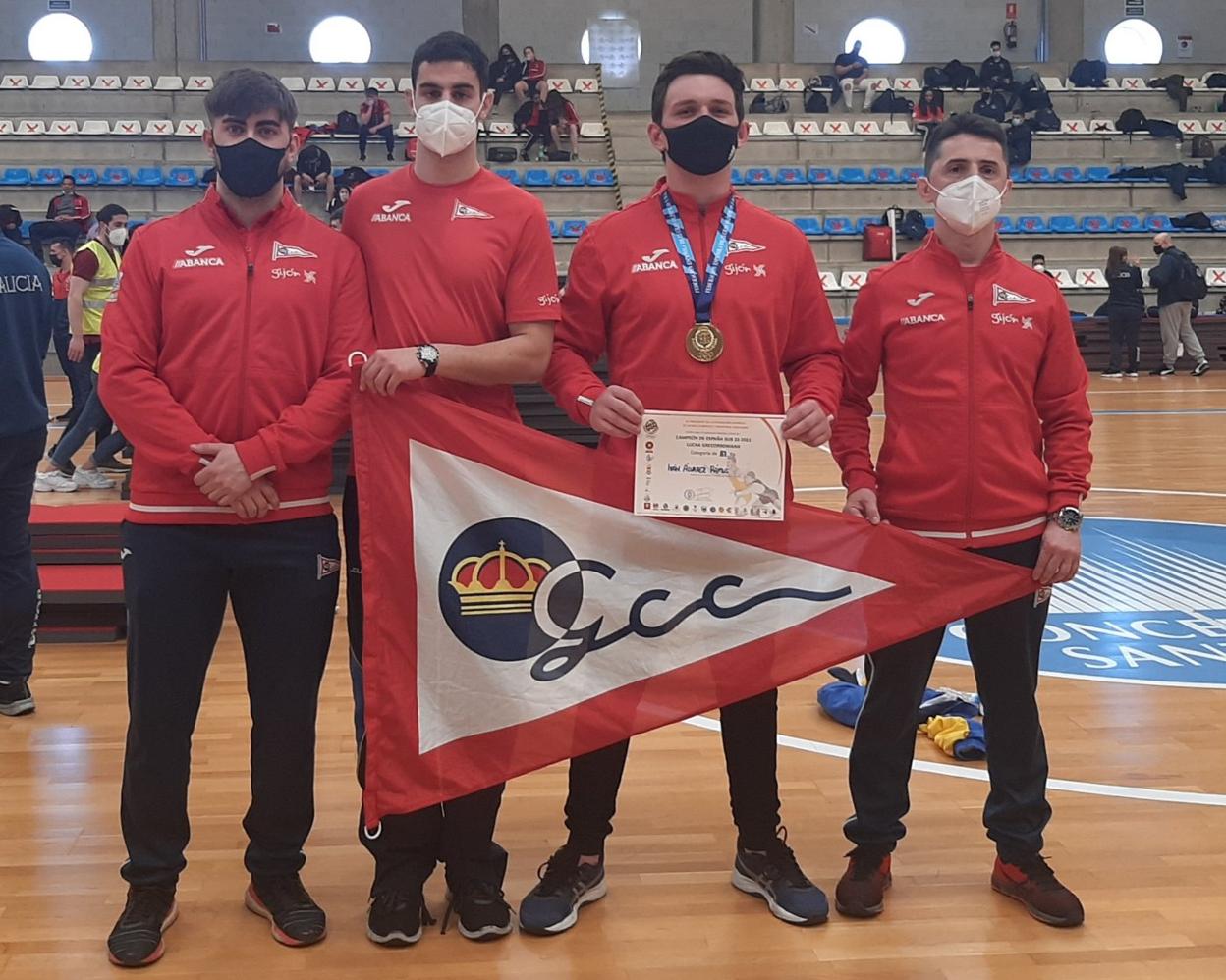 De izquierda a derecha, Diego Santos, Álvaro de la Rosa, Iván Álvarez con su metal, y el técnico Fernando Robles, en Santiago de Compostela. 