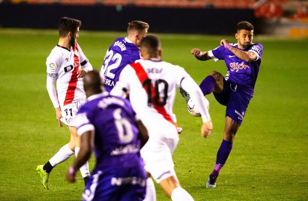 Bogdan y Aitor pelean por un balón ante varios futbolistas del Rayo. 