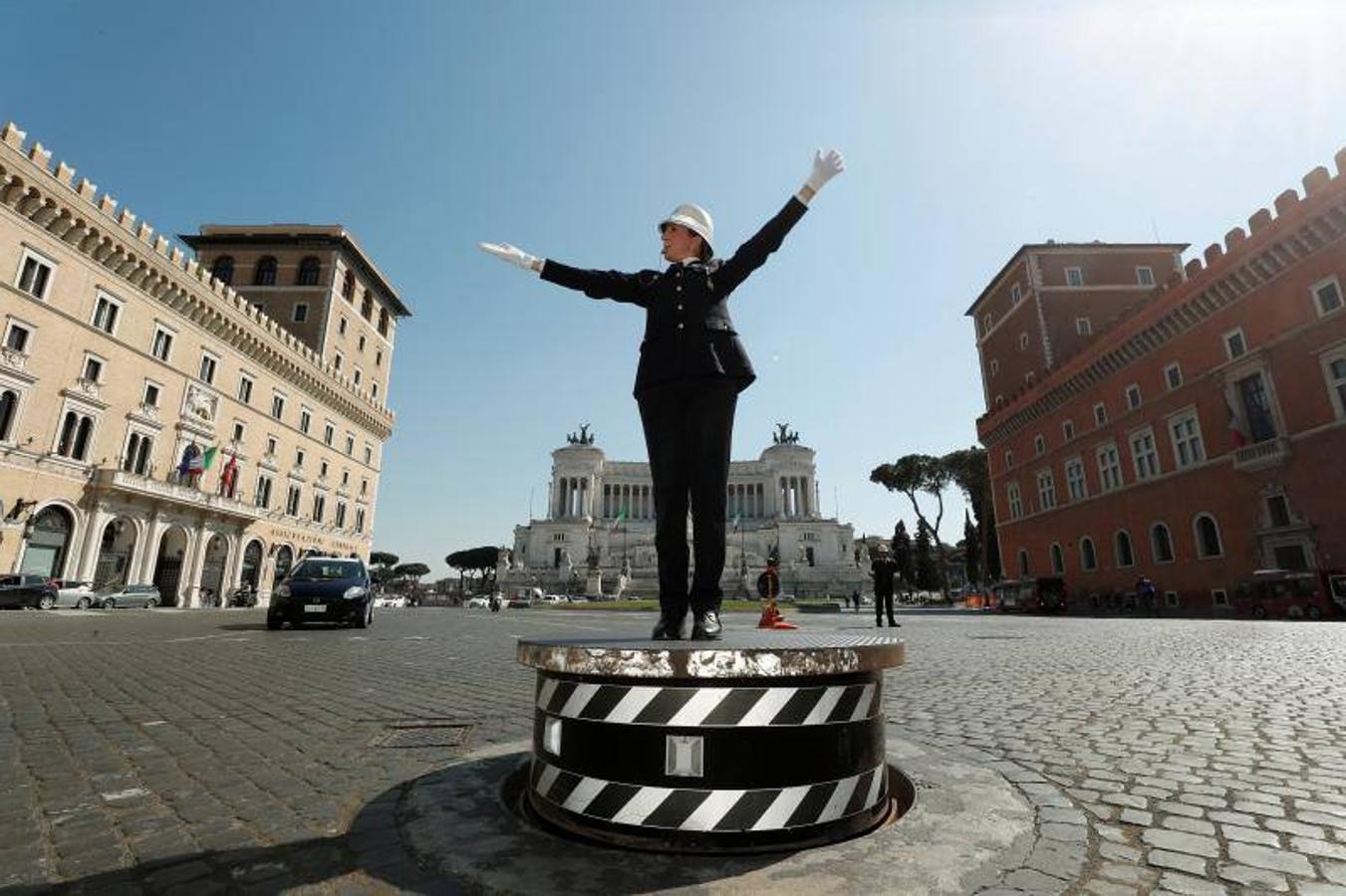 Roma recupera el famoso pedestal de la Piazza Venezia para que un agente de policía regule el caótico tráfico de la zona. La imagen traerá recuerdos a nuestros seguidores más veteranos de los guardias en los cruces de las ciudades asturianas, como el de la imagen en El Náutico