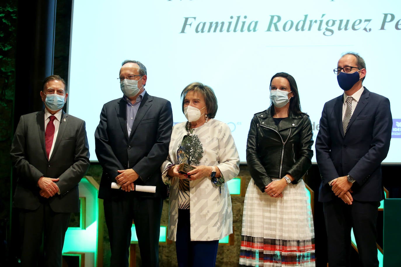 Carlos Manuel Rodríguez, junto a su familia, recogiendo el premio que concede la Asociación asturiana de empresa familiar y acompañado por Alfredo Canteli, alcalde de Oviedo, y Jorge Suárez.