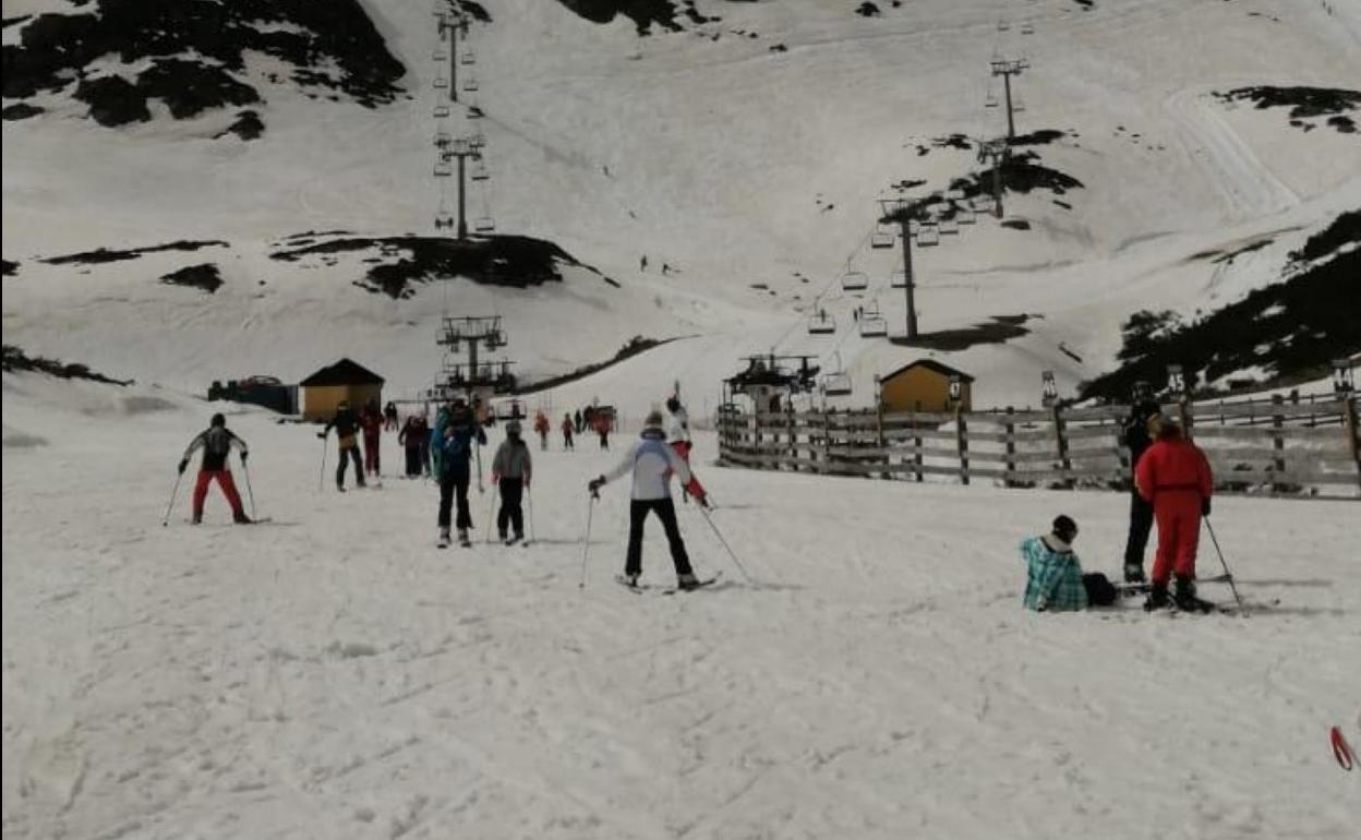 Usuarios, ayer, en la estación de Fuentes de Invierno. 