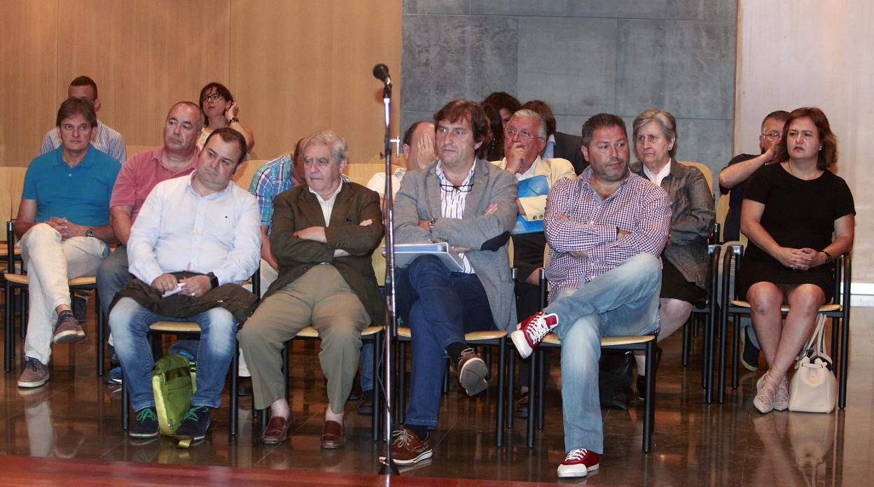 El banquillo de los acusados al inicio del juicio del 'caso Renedo', con José Luis Iglesias Riopedre en el centro. 