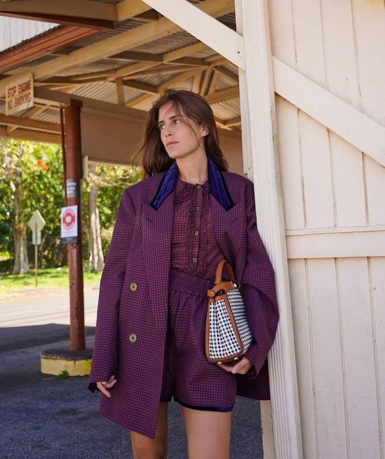 El traje con americana y pantalón es una de las combinaciones más versátiles del momento. Un dos piezas que podrás cambiar de registro en función de los complementos y básicos que incluyas en cada look y con los que podrás lograr un estilismo más elegante, clásico o incluso más desenfadado y sport. Precisamente por todo esto y porque durante el entretiempo este tipo de looks se han propuesto conquistar las cuentas de Instagram de las expertas en moda, aquí te traemos once opciones diferentes para incluir este tipo de trajes en tus próximos estilismos. No te las pierdas. 