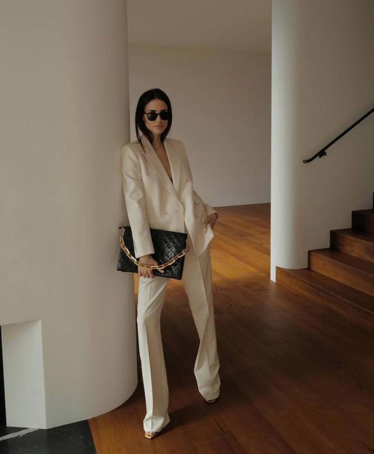 El traje con americana y pantalón es una de las combinaciones más versátiles del momento. Un dos piezas que podrás cambiar de registro en función de los complementos y básicos que incluyas en cada look y con los que podrás lograr un estilismo más elegante, clásico o incluso más desenfadado y sport. Precisamente por todo esto y porque durante el entretiempo este tipo de looks se han propuesto conquistar las cuentas de Instagram de las expertas en moda, aquí te traemos once opciones diferentes para incluir este tipo de trajes en tus próximos estilismos. No te las pierdas. 