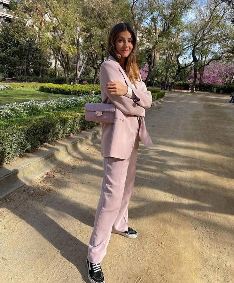 El traje con americana y pantalón es una de las combinaciones más versátiles del momento. Un dos piezas que podrás cambiar de registro en función de los complementos y básicos que incluyas en cada look y con los que podrás lograr un estilismo más elegante, clásico o incluso más desenfadado y sport. Precisamente por todo esto y porque durante el entretiempo este tipo de looks se han propuesto conquistar las cuentas de Instagram de las expertas en moda, aquí te traemos once opciones diferentes para incluir este tipo de trajes en tus próximos estilismos. No te las pierdas. 