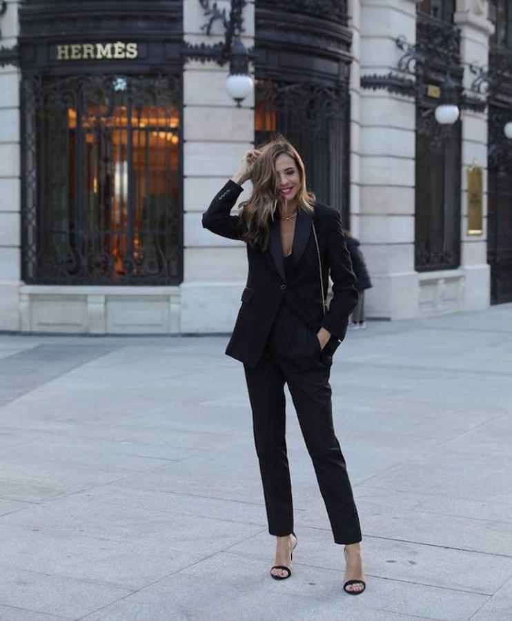 El traje con americana y pantalón es una de las combinaciones más versátiles del momento. Un dos piezas que podrás cambiar de registro en función de los complementos y básicos que incluyas en cada look y con los que podrás lograr un estilismo más elegante, clásico o incluso más desenfadado y sport. Precisamente por todo esto y porque durante el entretiempo este tipo de looks se han propuesto conquistar las cuentas de Instagram de las expertas en moda, aquí te traemos once opciones diferentes para incluir este tipo de trajes en tus próximos estilismos. No te las pierdas. 