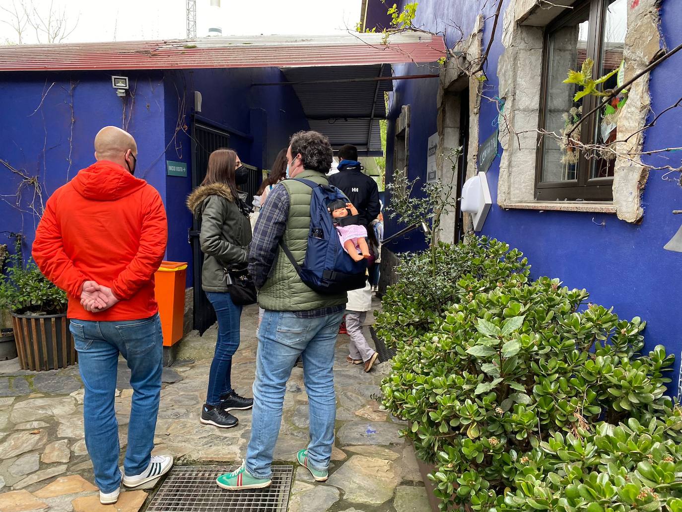 El espacio de divulgación científica más grande del Occidente reabrió esta mañana sus puertas al público tras permanecer cerrado desde el año pasado. Lo hace con una museística que ha sido totalmente renovada al quedar anegadas varias salas de exposición en el mes de diciembre debido a la borrasca 'Dora'. El Parque de la Vida alberga la mayor exposición de cefalópodos del mundo con 290 especies, entre los que se encuentra un calamar gigante de 140 kilos.