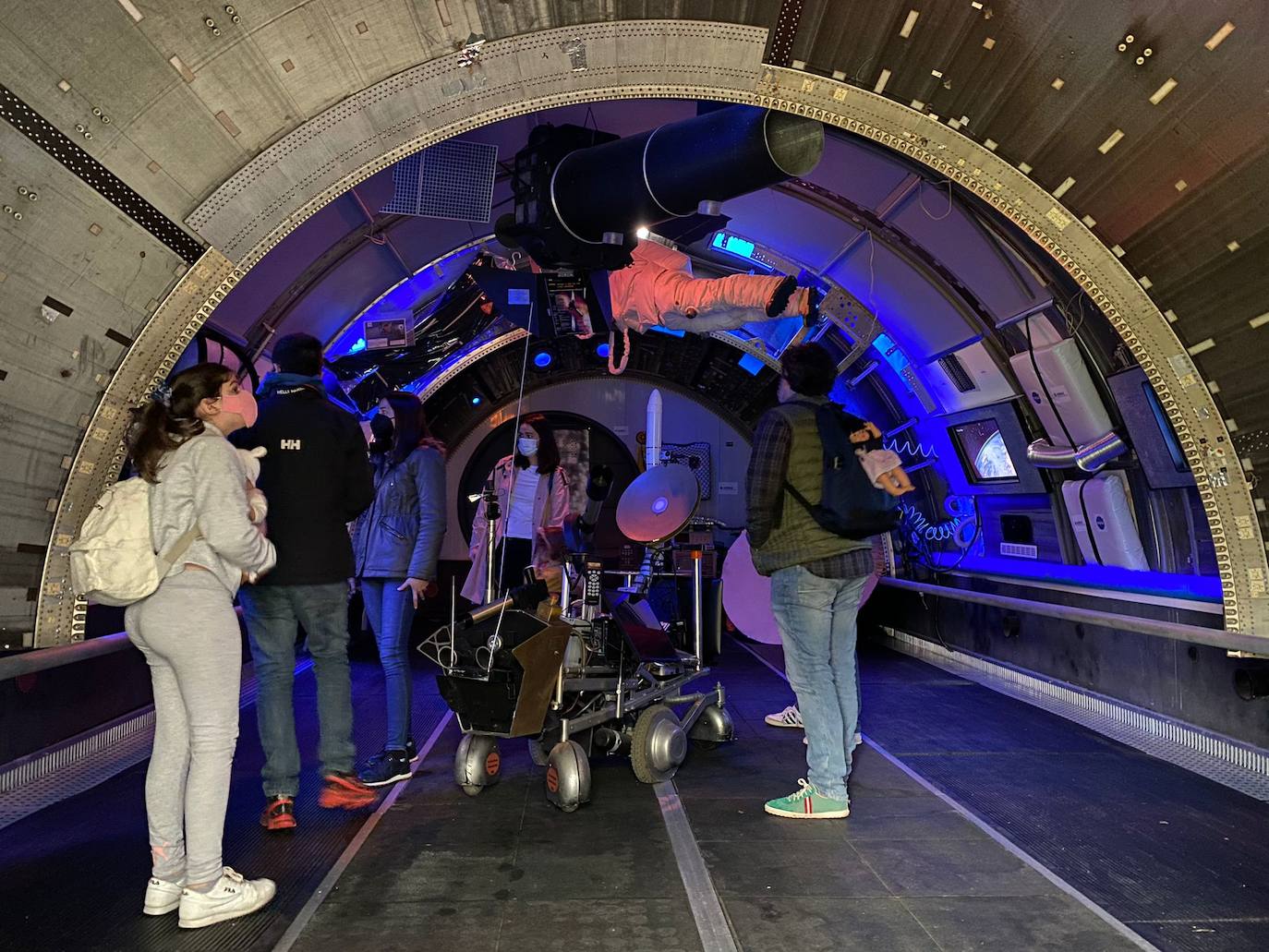 El espacio de divulgación científica más grande del Occidente reabrió esta mañana sus puertas al público tras permanecer cerrado desde el año pasado. Lo hace con una museística que ha sido totalmente renovada al quedar anegadas varias salas de exposición en el mes de diciembre debido a la borrasca 'Dora'. El Parque de la Vida alberga la mayor exposición de cefalópodos del mundo con 290 especies, entre los que se encuentra un calamar gigante de 140 kilos.