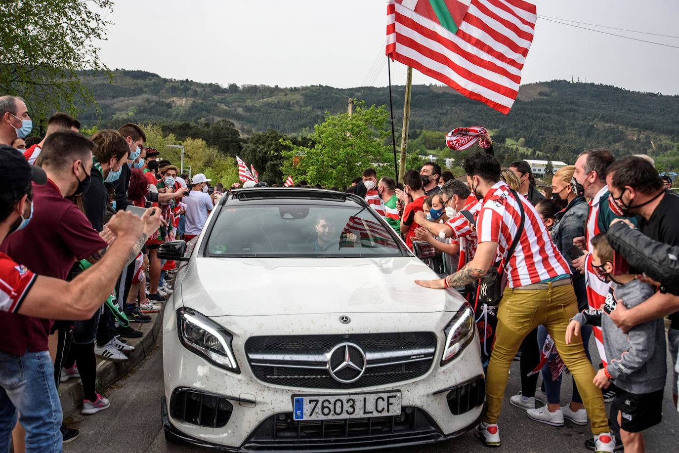 Miles de hinchas del Athletic de Bilbao y la Real Sociedad se agolparon en las inmediaciones del campo de Lezama y de Zubieta respectivamente para animar a sus respectivos clubes antes de viajar a Sevilla para la Final de la Copa del Rey. A pesar del despligue de Ertzaintza, Polícia Local y seguridad privada, ha saltado por los aires el cumplimiento de las medidas anticovid.