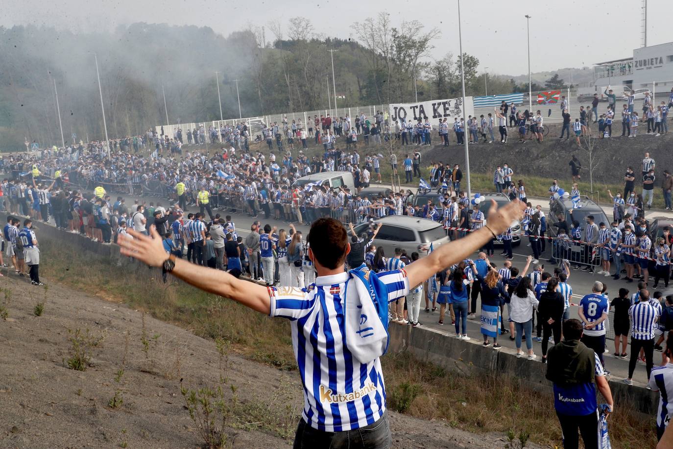 Miles de hinchas del Athletic de Bilbao y la Real Sociedad se agolparon en las inmediaciones del campo de Lezama y de Zubieta respectivamente para animar a sus respectivos clubes antes de viajar a Sevilla para la Final de la Copa del Rey. A pesar del despligue de Ertzaintza, Polícia Local y seguridad privada, ha saltado por los aires el cumplimiento de las medidas anticovid.