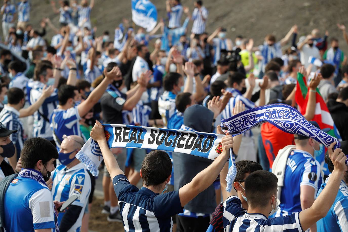 Miles de hinchas del Athletic de Bilbao y la Real Sociedad se agolparon en las inmediaciones del campo de Lezama y de Zubieta respectivamente para animar a sus respectivos clubes antes de viajar a Sevilla para la Final de la Copa del Rey. A pesar del despligue de Ertzaintza, Polícia Local y seguridad privada, ha saltado por los aires el cumplimiento de las medidas anticovid.