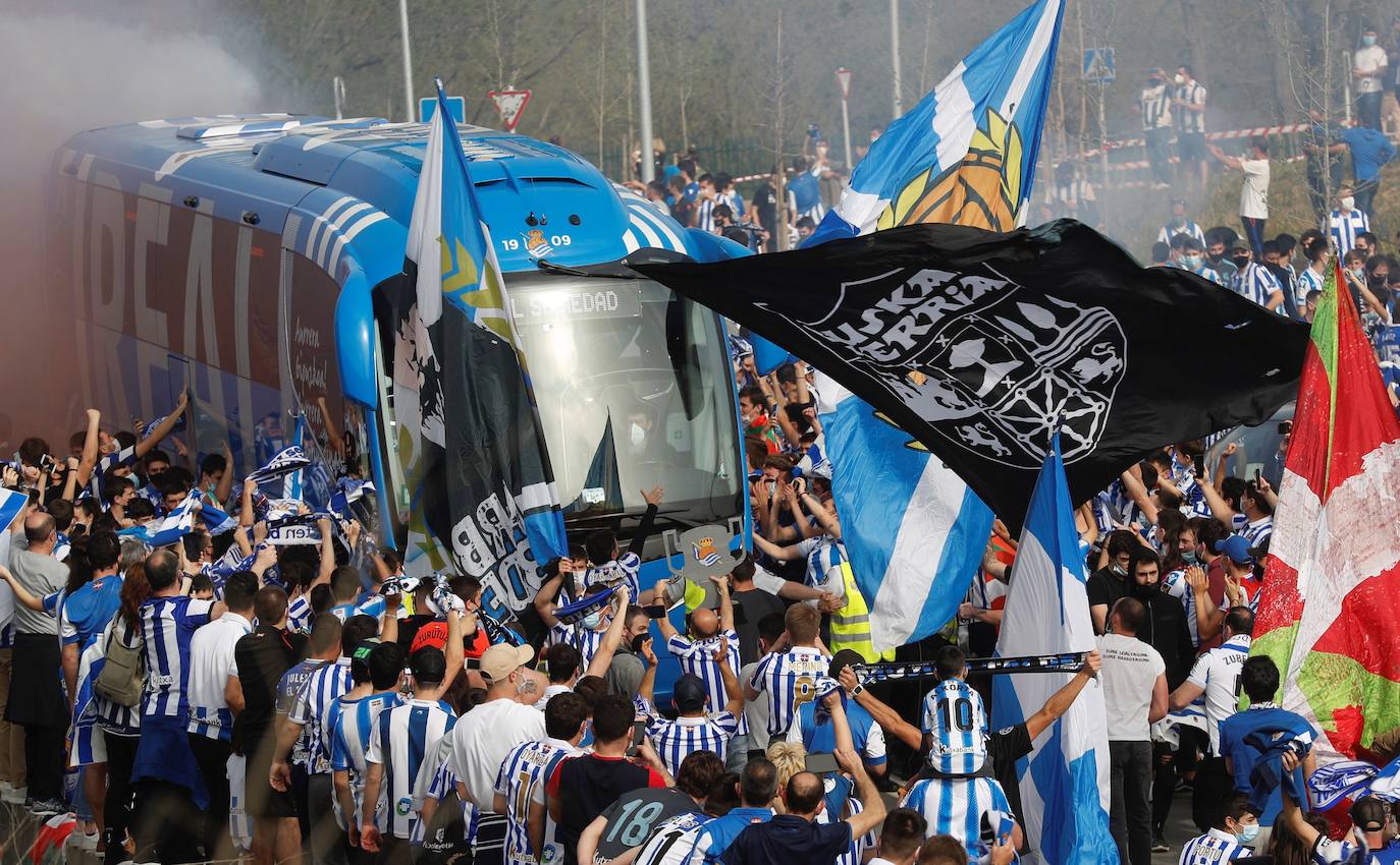 Miles de hinchas del Athletic de Bilbao y la Real Sociedad se agolparon en las inmediaciones del campo de Lezama y de Zubieta respectivamente para animar a sus respectivos clubes antes de viajar a Sevilla para la Final de la Copa del Rey. A pesar del despligue de Ertzaintza, Polícia Local y seguridad privada, ha saltado por los aires el cumplimiento de las medidas anticovid.