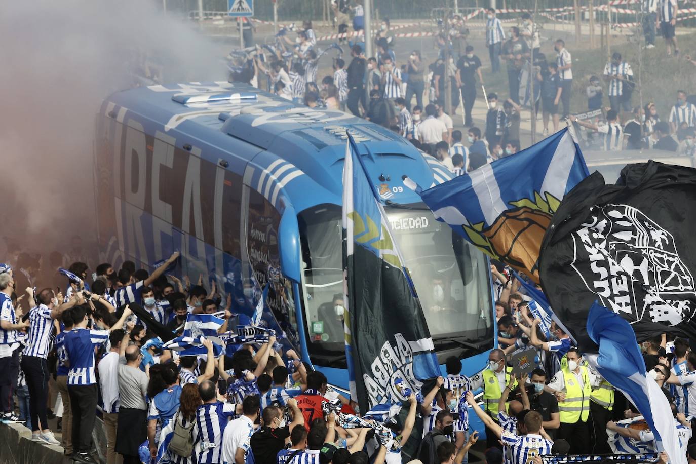 Miles de hinchas del Athletic de Bilbao y la Real Sociedad se agolparon en las inmediaciones del campo de Lezama y de Zubieta respectivamente para animar a sus respectivos clubes antes de viajar a Sevilla para la Final de la Copa del Rey. A pesar del despligue de Ertzaintza, Polícia Local y seguridad privada, ha saltado por los aires el cumplimiento de las medidas anticovid.