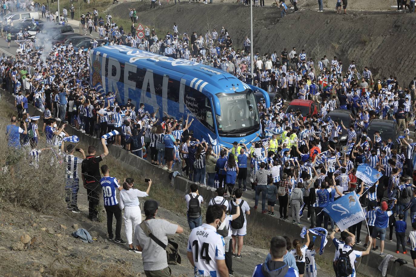 Miles de hinchas del Athletic de Bilbao y la Real Sociedad se agolparon en las inmediaciones del campo de Lezama y de Zubieta respectivamente para animar a sus respectivos clubes antes de viajar a Sevilla para la Final de la Copa del Rey. A pesar del despligue de Ertzaintza, Polícia Local y seguridad privada, ha saltado por los aires el cumplimiento de las medidas anticovid.