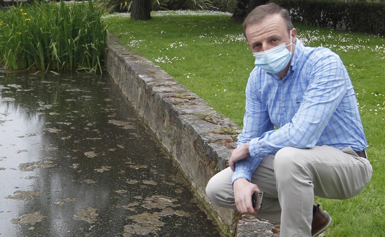 Felipe Lombó, en el canal del Molín en el parque de Isabel la Católica.