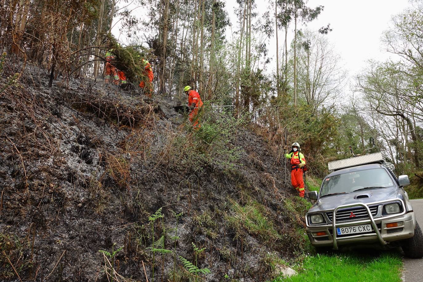 Un incendio en la Sierra del Sueve concentra un importante equipo material y humano para lograr su extinción