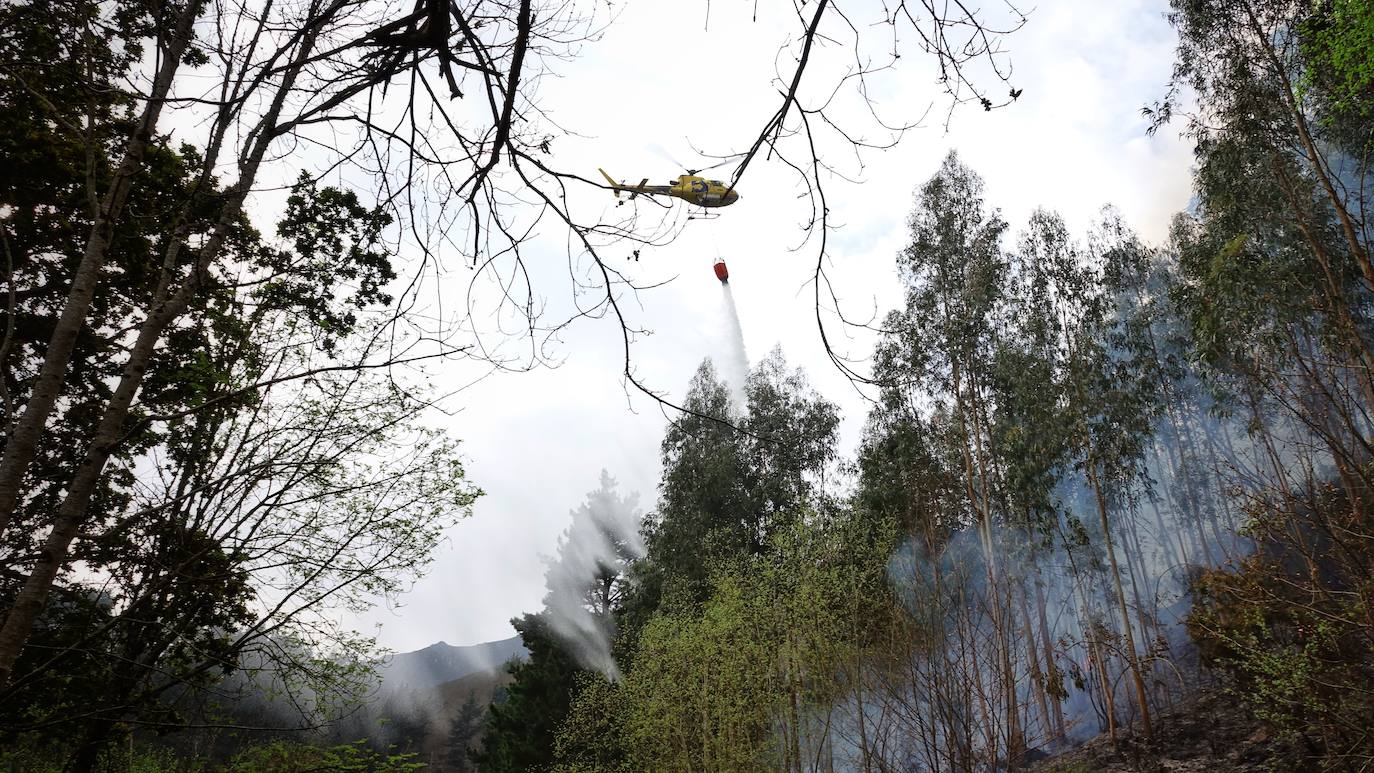 Un incendio en la Sierra del Sueve concentra un importante equipo material y humano para lograr su extinción