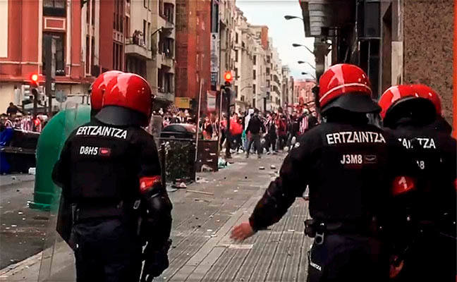 La Ertzaintza ha intervenido después de que una multitud tomara las calles. Una joven ha resultado herida al impactarle en la cabeza un botellazo lanzado contra la Policía vasca.