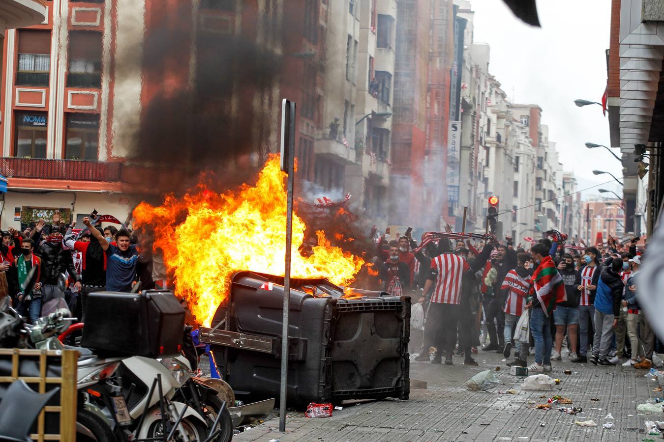 La Ertzaintza ha intervenido después de que una multitud tomara las calles. Una joven ha resultado herida al impactarle en la cabeza un botellazo lanzado contra la Policía vasca.