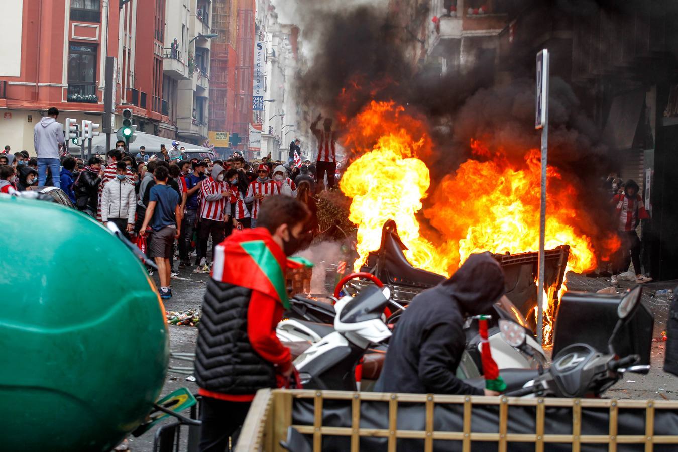 La Ertzaintza ha intervenido después de que una multitud tomara las calles. Una joven ha resultado herida al impactarle en la cabeza un botellazo lanzado contra la Policía vasca.