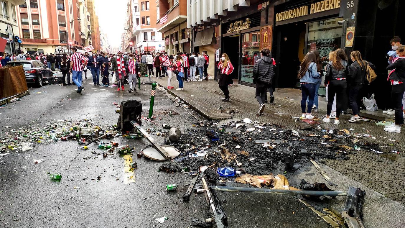 La Ertzaintza ha intervenido después de que una multitud tomara las calles. Una joven ha resultado herida al impactarle en la cabeza un botellazo lanzado contra la Policía vasca.