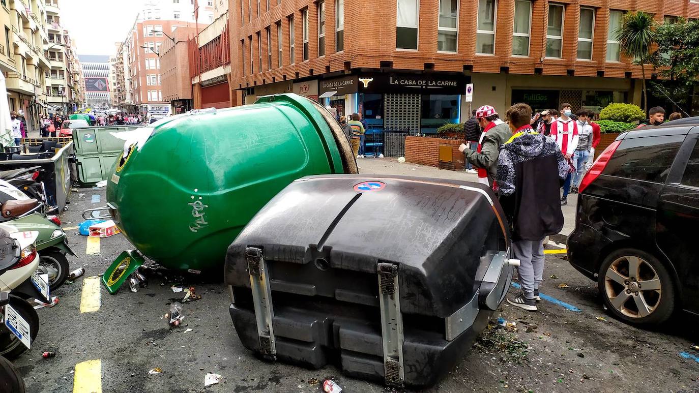 La Ertzaintza ha intervenido después de que una multitud tomara las calles. Una joven ha resultado herida al impactarle en la cabeza un botellazo lanzado contra la Policía vasca.