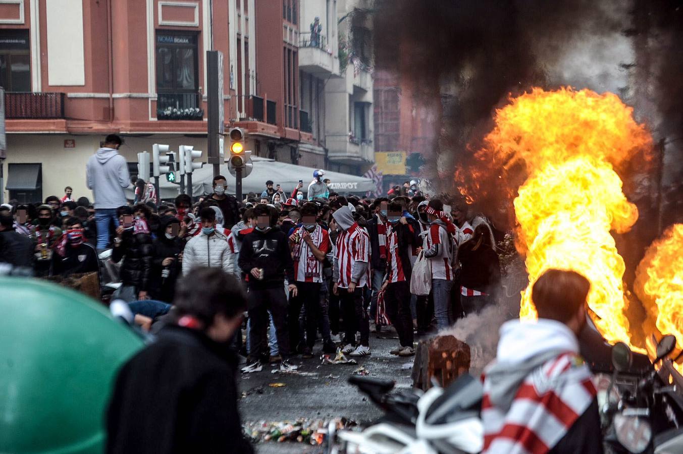 La Ertzaintza ha intervenido después de que una multitud tomara las calles. Una joven ha resultado herida al impactarle en la cabeza un botellazo lanzado contra la Policía vasca.