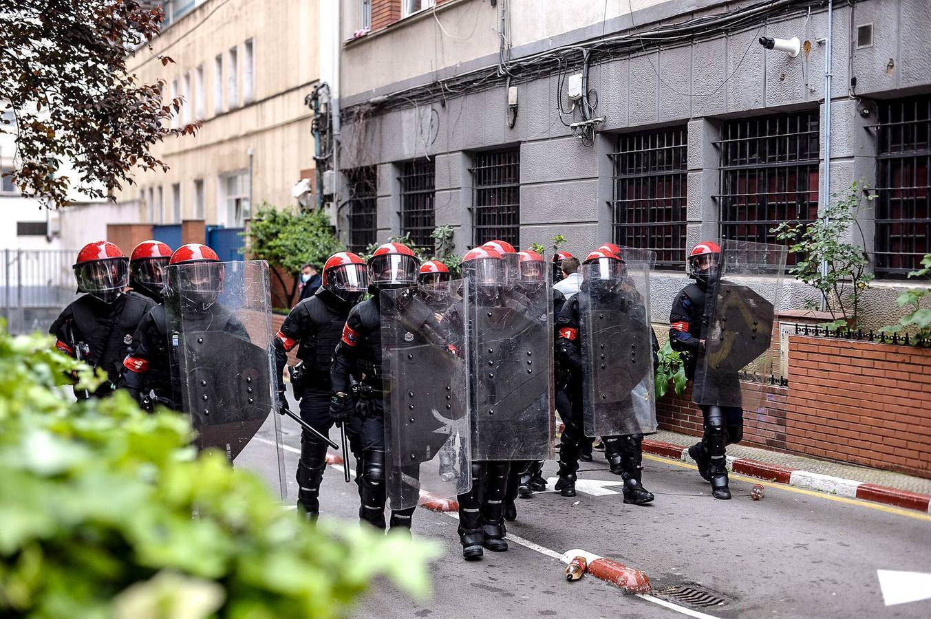 La Ertzaintza ha intervenido después de que una multitud tomara las calles. Una joven ha resultado herida al impactarle en la cabeza un botellazo lanzado contra la Policía vasca.