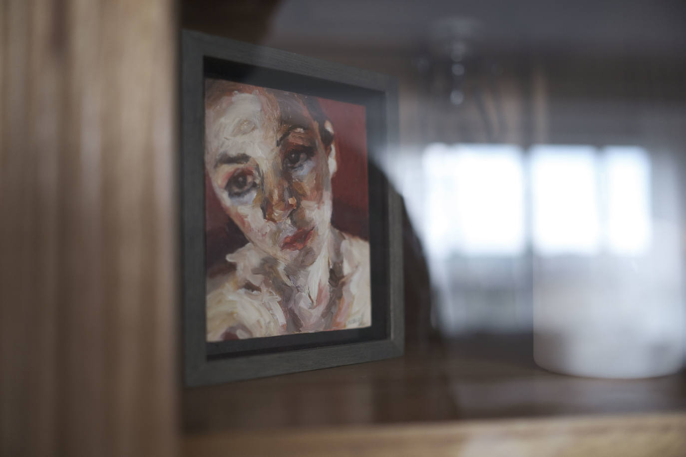 En el parque. La decoración de la vivienda de esta galerista gijonesa es fiel reflejo de un estilo de vida discreto y ordenado que persigue crear un hogar cómodo y sostenible