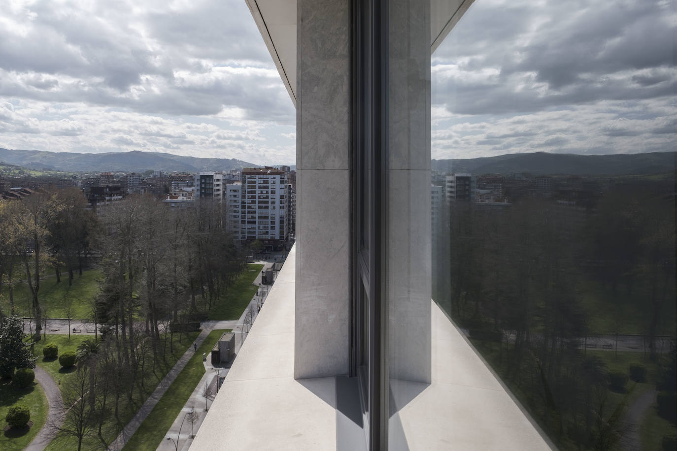 En el parque. La decoración de la vivienda de esta galerista gijonesa es fiel reflejo de un estilo de vida discreto y ordenado que persigue crear un hogar cómodo y sostenible