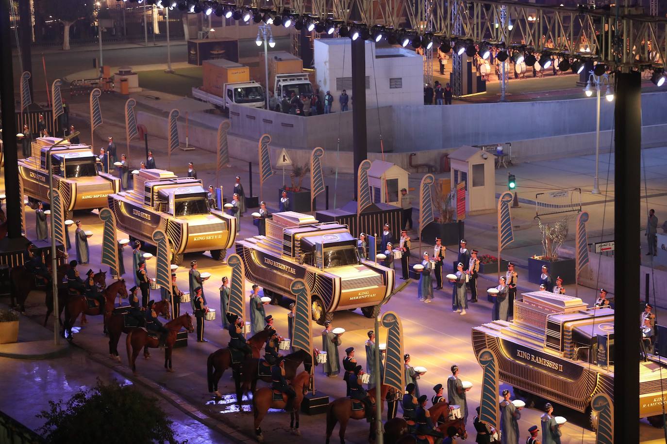 Lo llamaron el Desfile Dorado de los Faraones y fue un espectáculo propio de su época. Y es que el Gobierno de Egipto no ha escatimado en el traslado de 22 momias, 18 reyes y cuatro reinas, del Museo Egipcio a su nueva ubicación en el Museo Nacional de la Civilización Egipcia, a una distancia de cinco kilómetros. El desfile, toda una exhibición de historia y cultura, se desarrolló por orden cronológico de los reinados, desde el gobernante de la dinastía XVII Seqenenre Taa II, hasta Ramsés IX, que reinó en el siglo XII a.C.