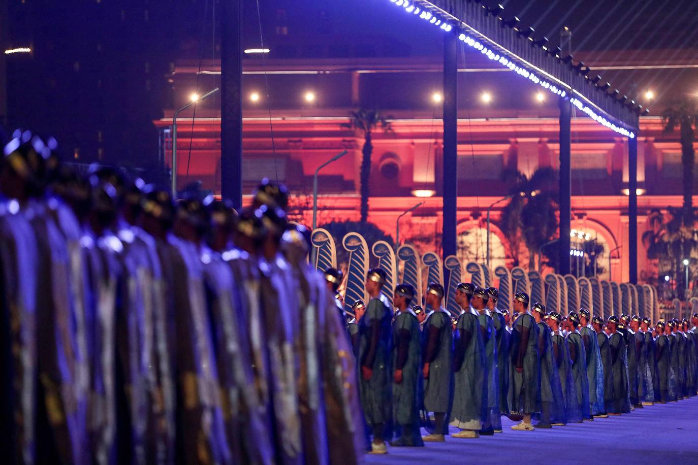 Lo llamaron el Desfile Dorado de los Faraones y fue un espectáculo propio de su época. Y es que el Gobierno de Egipto no ha escatimado en el traslado de 22 momias, 18 reyes y cuatro reinas, del Museo Egipcio a su nueva ubicación en el Museo Nacional de la Civilización Egipcia, a una distancia de cinco kilómetros. El desfile, toda una exhibición de historia y cultura, se desarrolló por orden cronológico de los reinados, desde el gobernante de la dinastía XVII Seqenenre Taa II, hasta Ramsés IX, que reinó en el siglo XII a.C.