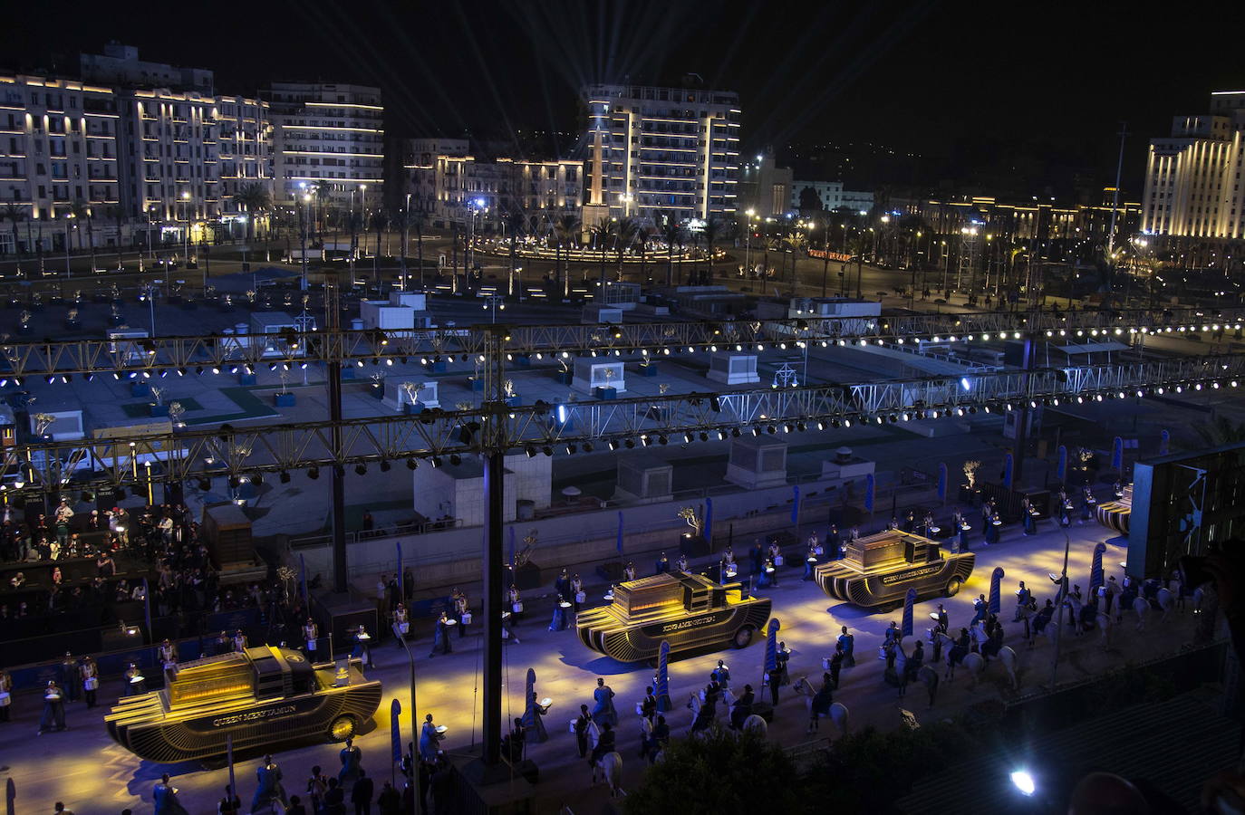 Lo llamaron el Desfile Dorado de los Faraones y fue un espectáculo propio de su época. Y es que el Gobierno de Egipto no ha escatimado en el traslado de 22 momias, 18 reyes y cuatro reinas, del Museo Egipcio a su nueva ubicación en el Museo Nacional de la Civilización Egipcia, a una distancia de cinco kilómetros. El desfile, toda una exhibición de historia y cultura, se desarrolló por orden cronológico de los reinados, desde el gobernante de la dinastía XVII Seqenenre Taa II, hasta Ramsés IX, que reinó en el siglo XII a.C.