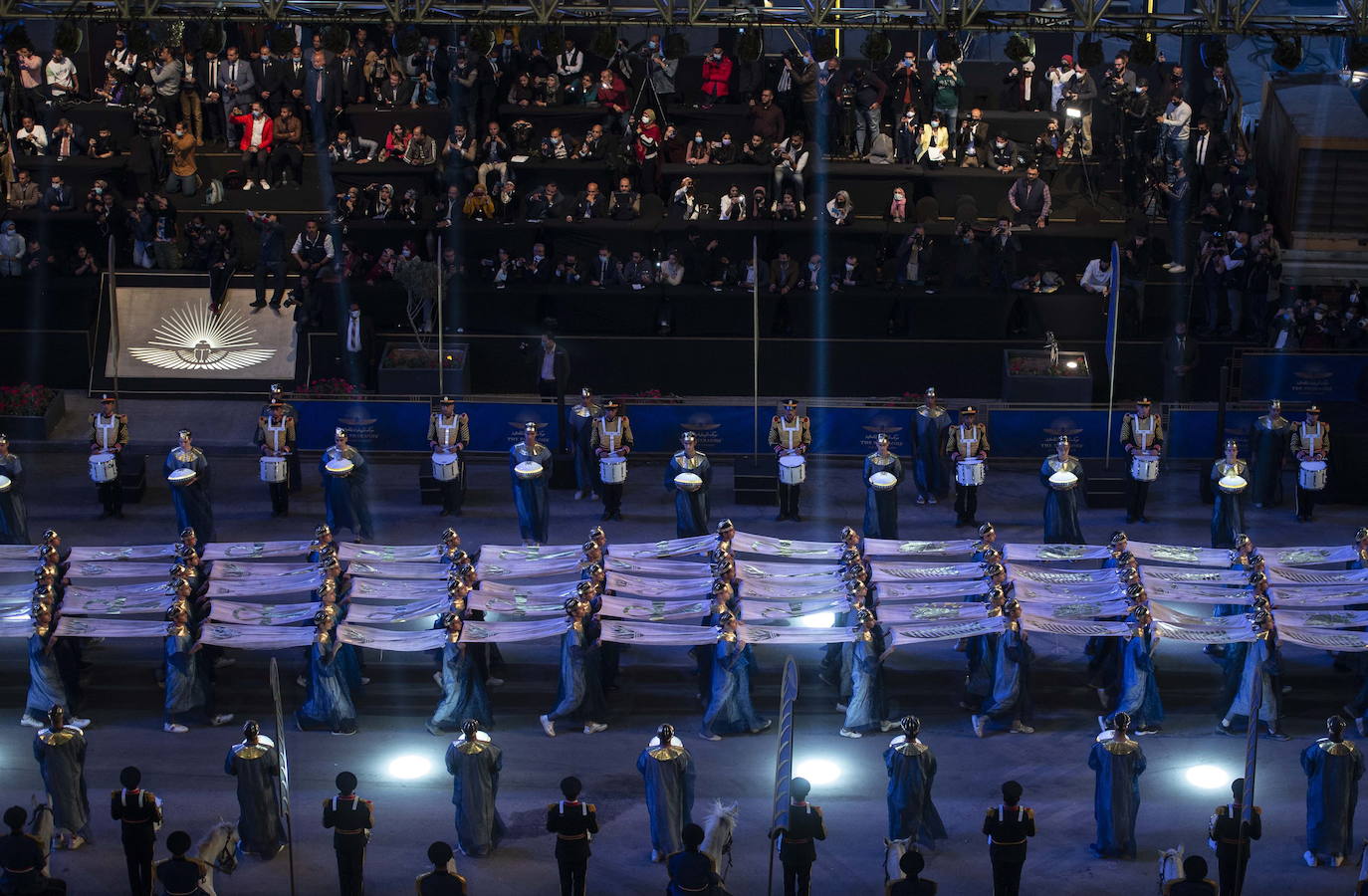 Lo llamaron el Desfile Dorado de los Faraones y fue un espectáculo propio de su época. Y es que el Gobierno de Egipto no ha escatimado en el traslado de 22 momias, 18 reyes y cuatro reinas, del Museo Egipcio a su nueva ubicación en el Museo Nacional de la Civilización Egipcia, a una distancia de cinco kilómetros. El desfile, toda una exhibición de historia y cultura, se desarrolló por orden cronológico de los reinados, desde el gobernante de la dinastía XVII Seqenenre Taa II, hasta Ramsés IX, que reinó en el siglo XII a.C.
