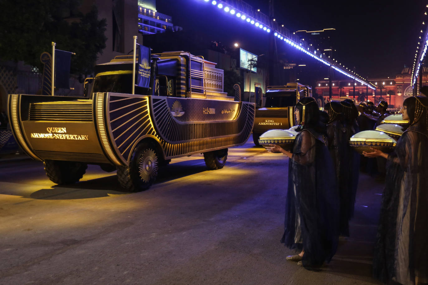 Lo llamaron el Desfile Dorado de los Faraones y fue un espectáculo propio de su época. Y es que el Gobierno de Egipto no ha escatimado en el traslado de 22 momias, 18 reyes y cuatro reinas, del Museo Egipcio a su nueva ubicación en el Museo Nacional de la Civilización Egipcia, a una distancia de cinco kilómetros. El desfile, toda una exhibición de historia y cultura, se desarrolló por orden cronológico de los reinados, desde el gobernante de la dinastía XVII Seqenenre Taa II, hasta Ramsés IX, que reinó en el siglo XII a.C.