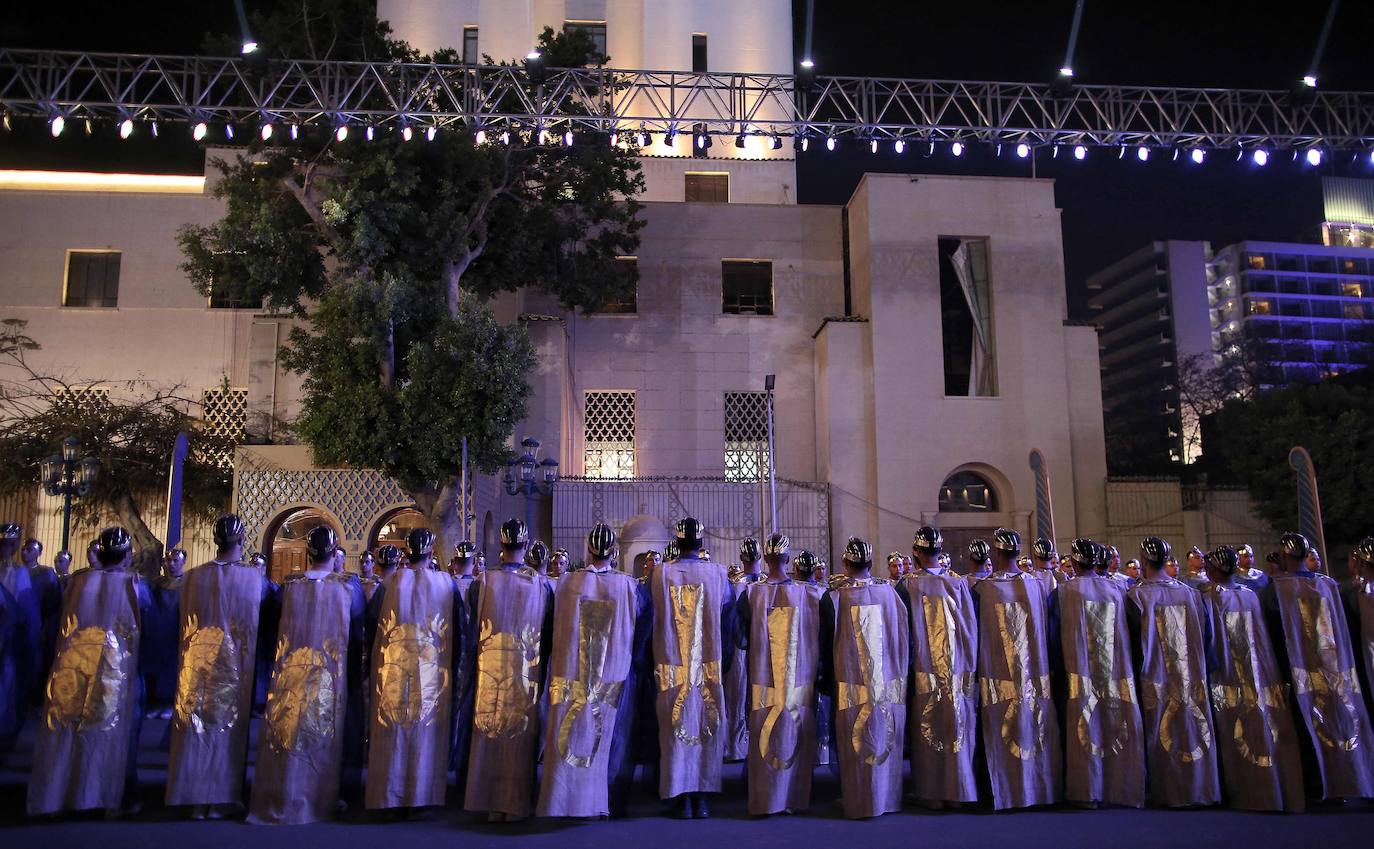 Lo llamaron el Desfile Dorado de los Faraones y fue un espectáculo propio de su época. Y es que el Gobierno de Egipto no ha escatimado en el traslado de 22 momias, 18 reyes y cuatro reinas, del Museo Egipcio a su nueva ubicación en el Museo Nacional de la Civilización Egipcia, a una distancia de cinco kilómetros. El desfile, toda una exhibición de historia y cultura, se desarrolló por orden cronológico de los reinados, desde el gobernante de la dinastía XVII Seqenenre Taa II, hasta Ramsés IX, que reinó en el siglo XII a.C.