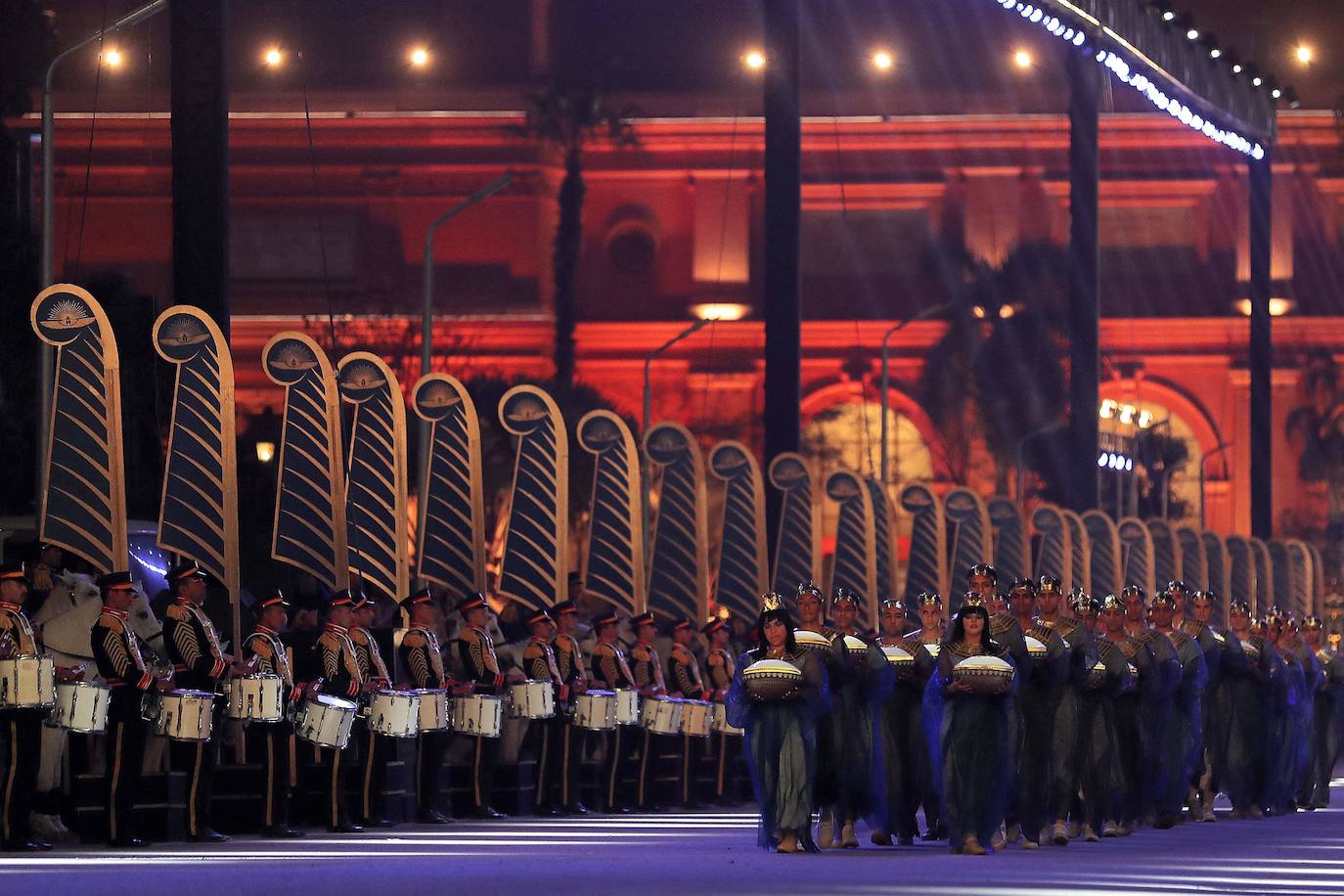 Lo llamaron el Desfile Dorado de los Faraones y fue un espectáculo propio de su época. Y es que el Gobierno de Egipto no ha escatimado en el traslado de 22 momias, 18 reyes y cuatro reinas, del Museo Egipcio a su nueva ubicación en el Museo Nacional de la Civilización Egipcia, a una distancia de cinco kilómetros. El desfile, toda una exhibición de historia y cultura, se desarrolló por orden cronológico de los reinados, desde el gobernante de la dinastía XVII Seqenenre Taa II, hasta Ramsés IX, que reinó en el siglo XII a.C.