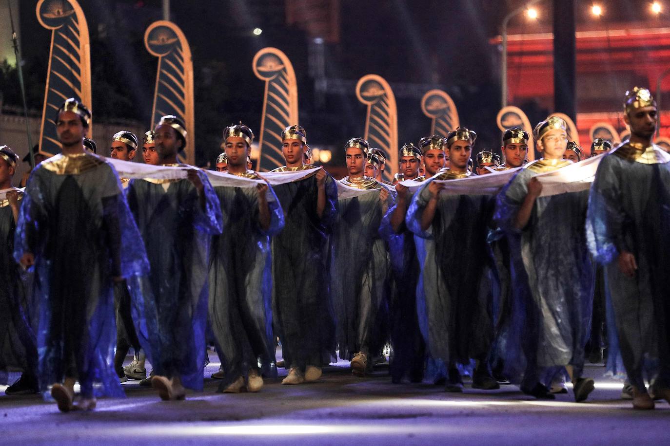 Lo llamaron el Desfile Dorado de los Faraones y fue un espectáculo propio de su época. Y es que el Gobierno de Egipto no ha escatimado en el traslado de 22 momias, 18 reyes y cuatro reinas, del Museo Egipcio a su nueva ubicación en el Museo Nacional de la Civilización Egipcia, a una distancia de cinco kilómetros. El desfile, toda una exhibición de historia y cultura, se desarrolló por orden cronológico de los reinados, desde el gobernante de la dinastía XVII Seqenenre Taa II, hasta Ramsés IX, que reinó en el siglo XII a.C.