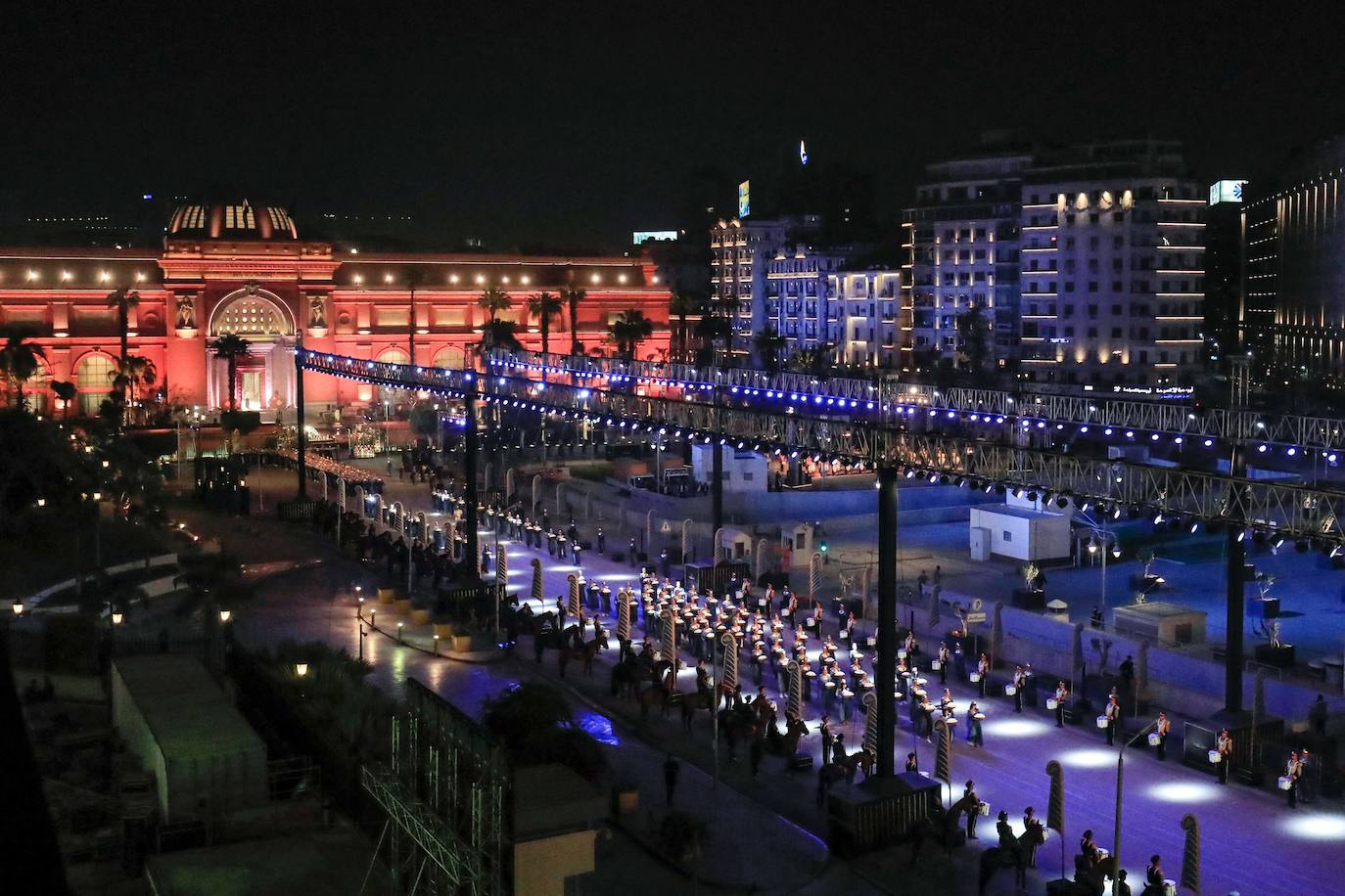 Lo llamaron el Desfile Dorado de los Faraones y fue un espectáculo propio de su época. Y es que el Gobierno de Egipto no ha escatimado en el traslado de 22 momias, 18 reyes y cuatro reinas, del Museo Egipcio a su nueva ubicación en el Museo Nacional de la Civilización Egipcia, a una distancia de cinco kilómetros. El desfile, toda una exhibición de historia y cultura, se desarrolló por orden cronológico de los reinados, desde el gobernante de la dinastía XVII Seqenenre Taa II, hasta Ramsés IX, que reinó en el siglo XII a.C.