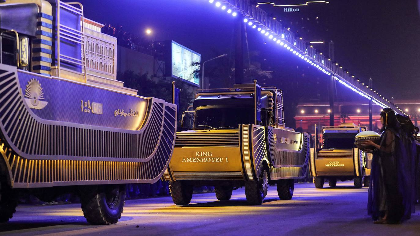 Lo llamaron el Desfile Dorado de los Faraones y fue un espectáculo propio de su época. Y es que el Gobierno de Egipto no ha escatimado en el traslado de 22 momias, 18 reyes y cuatro reinas, del Museo Egipcio a su nueva ubicación en el Museo Nacional de la Civilización Egipcia, a una distancia de cinco kilómetros. El desfile, toda una exhibición de historia y cultura, se desarrolló por orden cronológico de los reinados, desde el gobernante de la dinastía XVII Seqenenre Taa II, hasta Ramsés IX, que reinó en el siglo XII a.C.