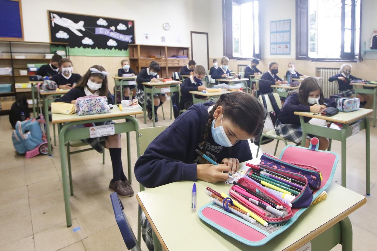 Alumnas del colegio la Asunción, de Gijón, en el aula. 