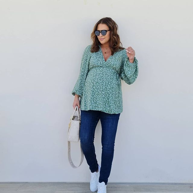 La actriz asturiana está a punto de dar a luz. El mes de abril nacerá su segundo hijo y la artista afronta los últimos días antes de ser mamá de dos con la misma naturalidad con la que ha llevado un embarazo en el que ha cogido 25 kilos. Estas son algunas de las imágenes de la canguesa con una barriga que tiene casi las horas contadas